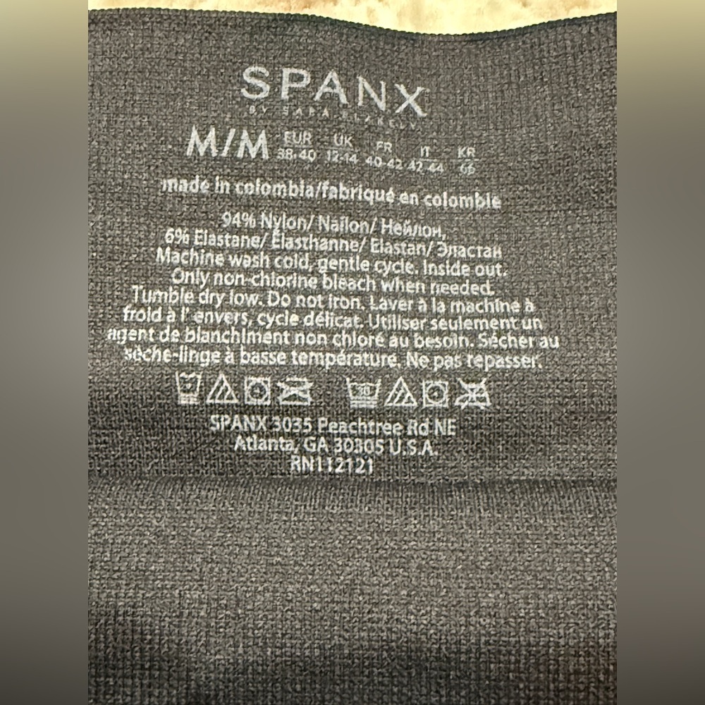 New with tags SPANX Look at me Now Black Camouflage Leggings - Picture 7 of 11